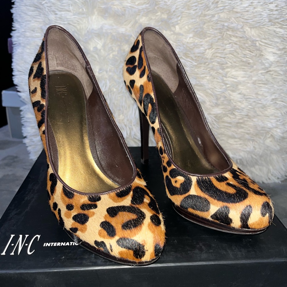 INC Leopard pumps
